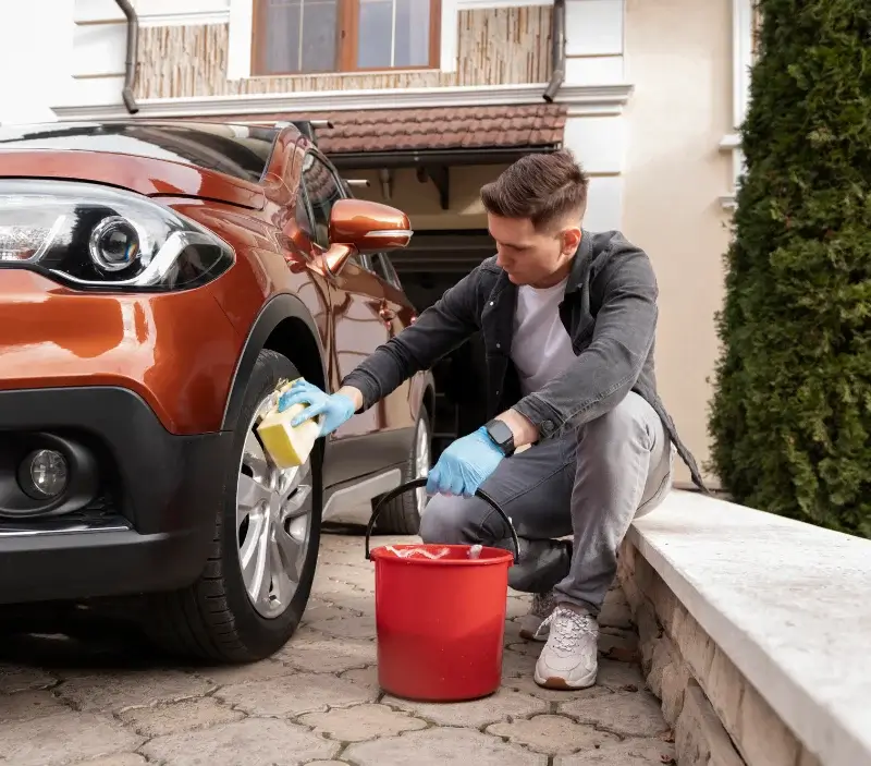 Lavage auto à domicile Azay-sur-Thouet : professionnel intervenant sur un véhicule